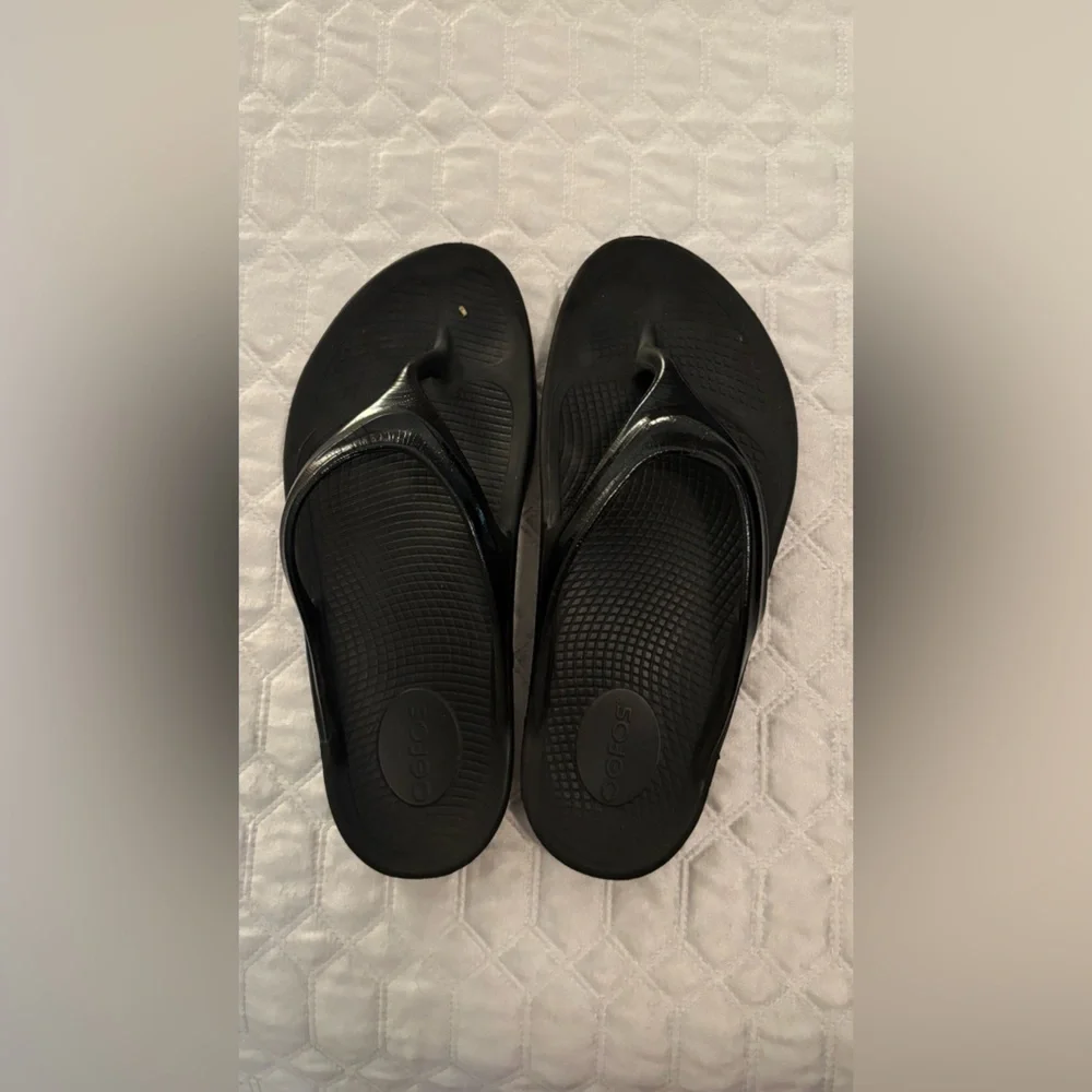 OOFOS Black Women's Flats & Loafers - Picture 1 of 4